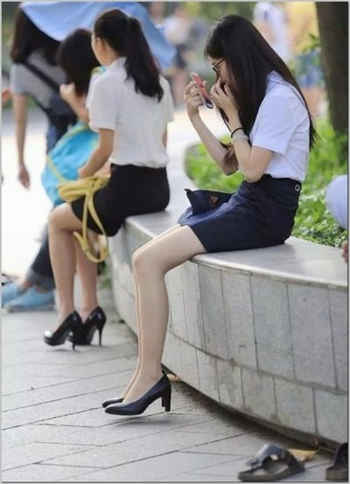 车上大姐坐在我腿上