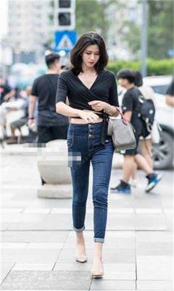 在丈夫灵堂前的女人