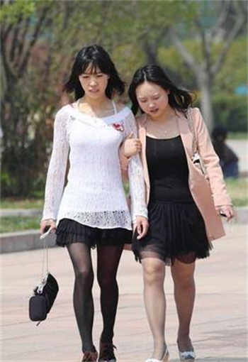 经理要求陪两个外国人小说