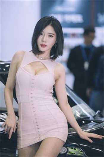 和男友在公园打扑克