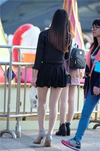 监控女子坐着大便