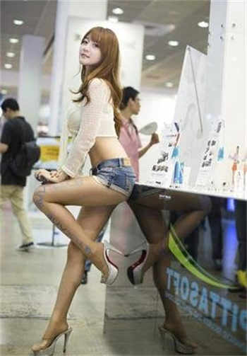 成都某女在楼梯上一边图片