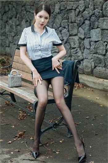 总裁开会我躲在桌子底下