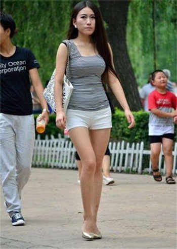 3d美丽而严厉的母亲
