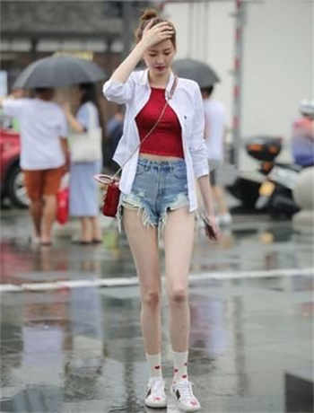按桌子上前面入式视频
