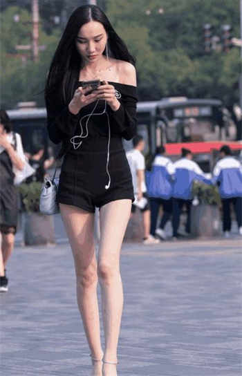吴梦梦代理出品游泳