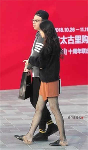 年轻的房地产女销售员