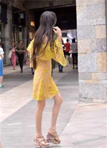 坐在父亲的紫根上写作业