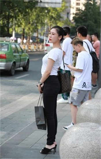 泰国旅游妻子上台表演